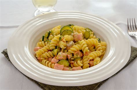 Pasta Con Salmone E Zucchine La Ricetta Della Cucina Imperfetta