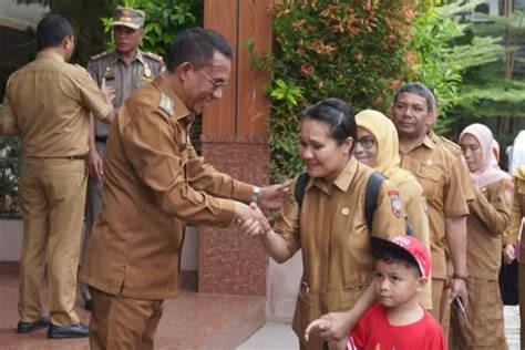 Diakhiri Pantun Marasabessy Pamit Tinggalkan Malteng Klik Maluku