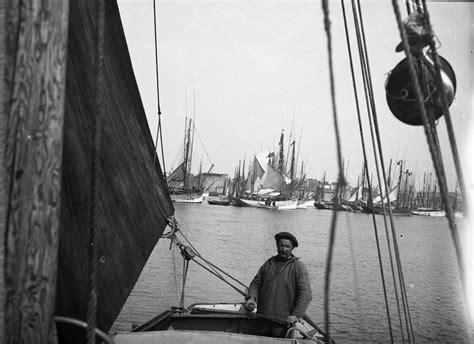 1988105458 Le Yacht Les Abris Du Marin Quittant Le Port Musée