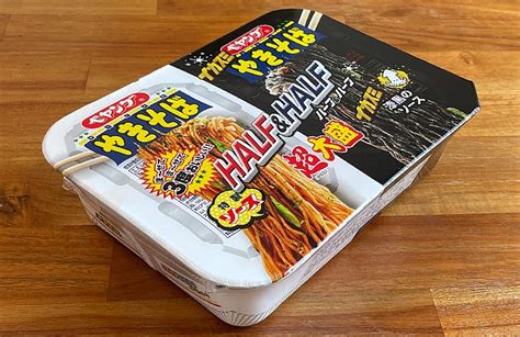 ペヤング 超大盛やきそば ハーフ＆ハーフ イカスミ！定番の味とイカスミが楽しめる大盛仕様の一杯 きょうも食べてみました。