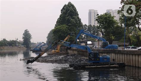 Foto Gerebek Lumpur Atasi Banjir Jakarta Foto Liputan