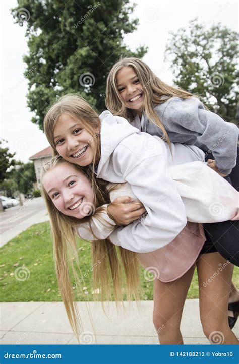 Groep En Tieners Die Samen In Openlucht Spelen Glimlachen Stock Foto Image Of Hoog