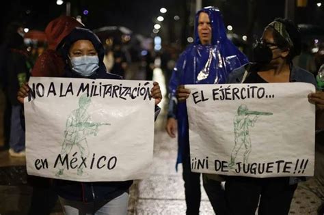 IMÁGENES Civiles marchan en CONTRA de la MILITARIZACIÓN de la GN y