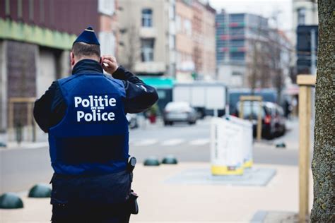 Un Homme Révoqué De La Police Pour Violence Disproportionnée Arrêté En Uniforme Et Armé à