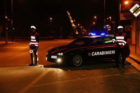 Non Si Fermano Al Posto Di Blocco I Carabinieri Li Inseguono Sulla Via