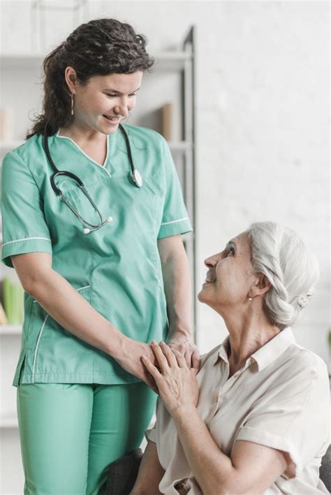 Primer Plano De La Feliz Enfermera Con Su Paciente Foto Gratis Nurse