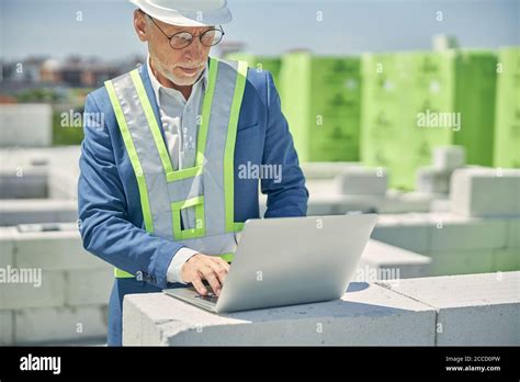 Man Staring Laptop Screen Hi Res Stock Photography And Images Alamy