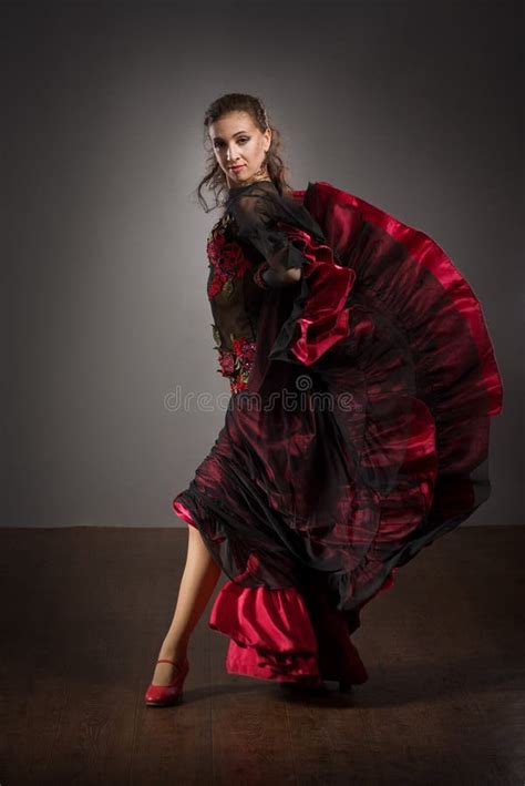 Bailar N Del Flamenco En Alineada Hermosa Foto De Archivo Imagen De