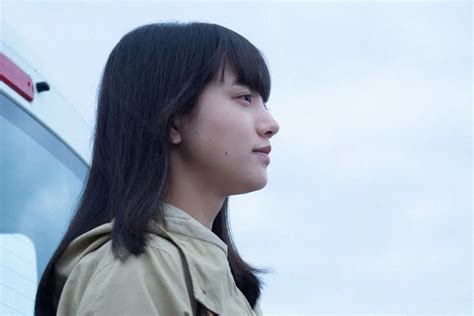 連続テレビ小説「おかえりモネ」第5話。北上川の“ある光景”を見つめる百音（清原果耶）（c）nhk ― スポニチ Sponichi Annex 芸能