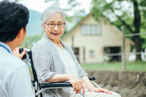 介護現場のコミュニケーションに役立つ！高齢者との会話で盛り上がる話題を紹介 介護職の転職を応援するメディア┃ミラクス介護