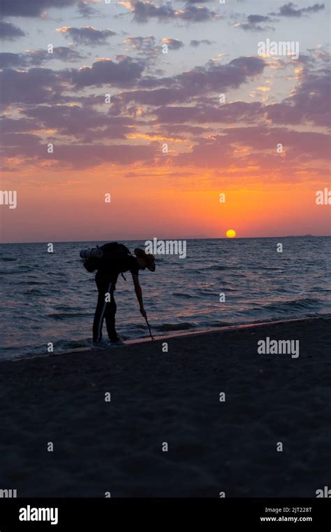 Silueta De Una Persona Caminando Por La Playa Al Atardecer Fotograf As