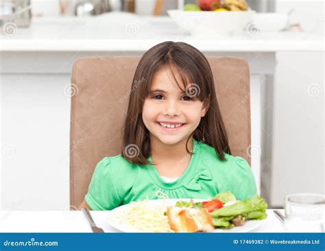 Retrato De Uma Menina Que Come A Massa E A Salada Foto De Stock