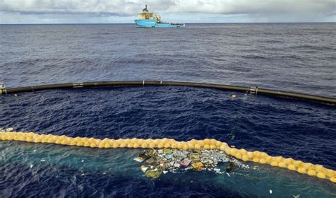 Océan Pacifique la barrière flottante a ramassé un peu de plastique