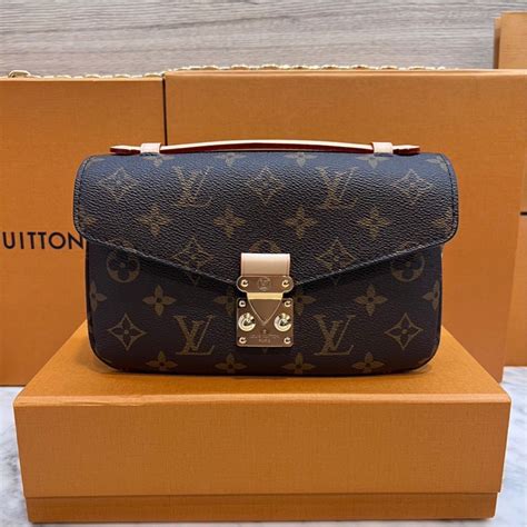 Lv Pochette Metis East West