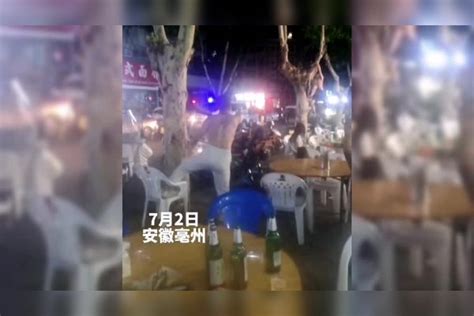 俩男子喝醉酒后比爬树，这也太社死了！同伴！我都不想认识他！ 同伴 男子