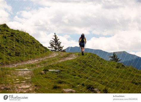 1200 Eine Gruppe Beim Wandern In Der Natur Bei Schönem Wetter Ein