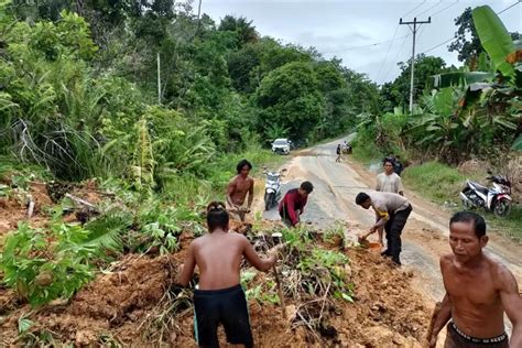 Curah Hujan Tinggi Akibatkan Ruas Jalan Nasional Di Kapuas Hulu