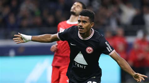 Raus Aus Der Krise Eintracht Frankfurt Feiert Gegen Heidenheim Zweiten