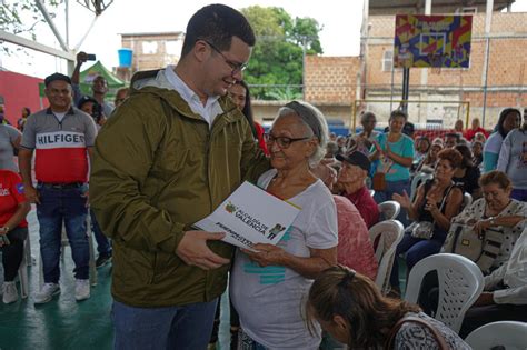 Alcalde Fuenmayor entregó títulos de tierras urbanas