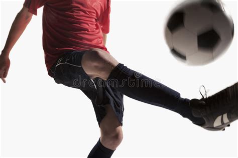 Jogador De Futebol Que Retrocede Uma Bola De Futebol Foto De Stock