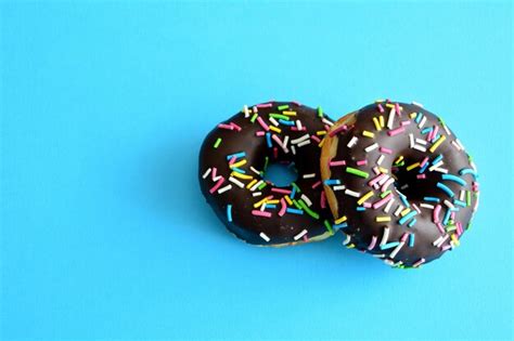 Donuts Con Glaseado De Chocolate Aislado Sobre Fondo Azul Primer Plano