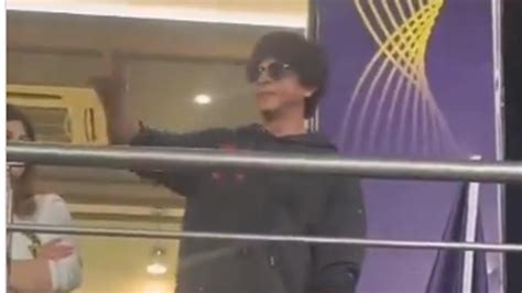 Shah Rukh Khan Shakes A Leg To Jhoome Jo Pathaan At Kkr Match At Eden