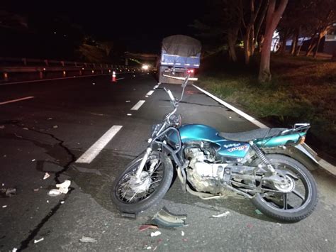 Colisão traseira envolvendo caminhão e motocicleta deixa um morto