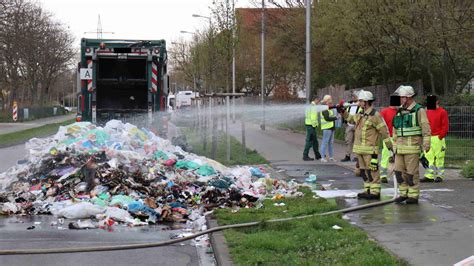 Feuer In Mannheimer M Llauto Fahrer Kippt Brennenden Abfall Mitten