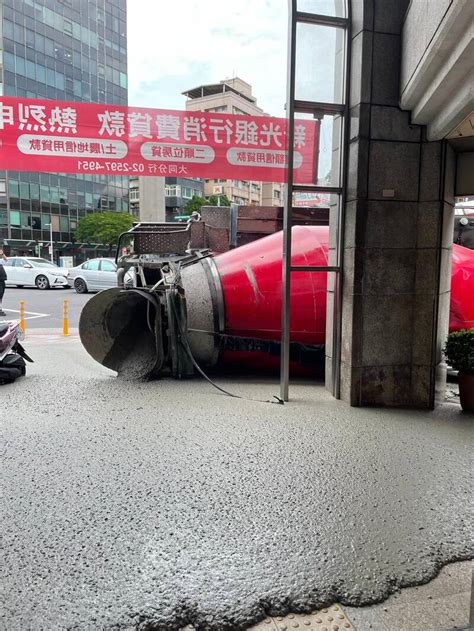 北市水泥預拌車當街翻覆 議員爆料媽媽差點中獎 社會 自由時報電子報