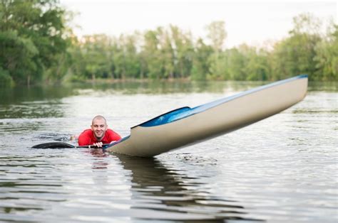 Hombre En Agua Cerca De Kayak Foto Gratis