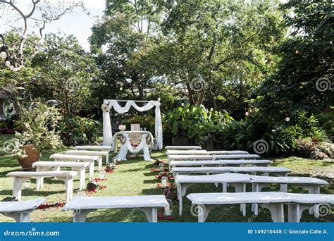 Arco Da Cerim Nia De Casamento Altar Decorado As Flores No Gramado