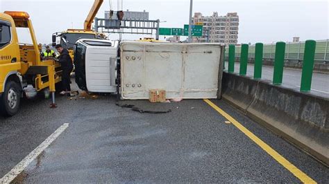 疑煞車不及！台74線小貨車撞分隔島側翻 駕駛幸無大礙 社會 自由時報電子報