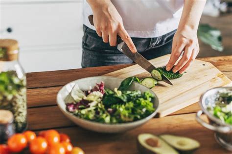 Antigonfiore ecco perché non dovresti mangiare insalata la sera