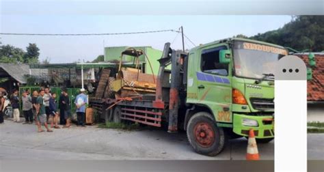 Tak Kuat Nanjak Truk Pengangkut Alat Berat Tabrak Rumah 1 Mobil 3