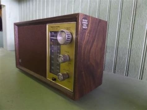 Small Vintage Radio ⋆ Movie Prop Rentals