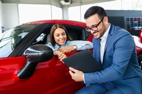 Feliz Hermosa Joven Comprando Un Auto Nuevo En La Sala De Exposici N De