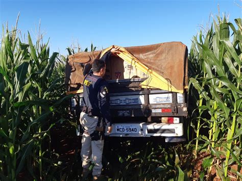 Motorista foge da polícia e abandona caminhonete 40 mil maços de