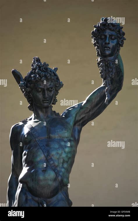 Statua Della Statua Di Perseo Con La Testa Di Medusa Immagini E