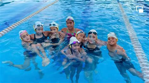 Entregan equipamiento especial a equipo de natación artística en