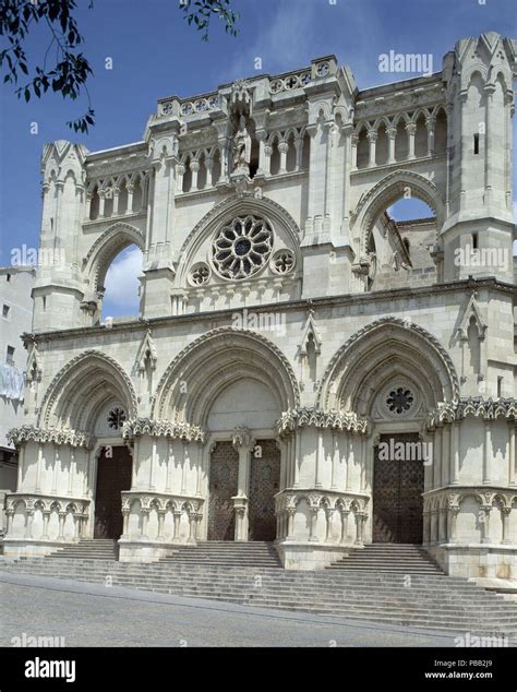 Fachada Neogotica De La Catedral De Cuenca Construida A Principios Del