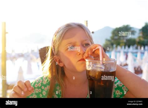 Ni O Bebiendo Coca Cola Fotograf As E Im Genes De Alta Resoluci N Alamy