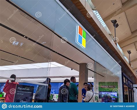 Vista Exterior De Una Entrada De La Tienda Microsoft A Medida Que Los