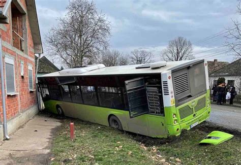 Autobus Udario U Ku U Ima Povre Enih Foto