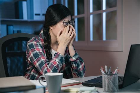 Estudiante Cansada Que Sufre Fatiga Visual Estudiando A Medianoche Con