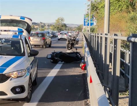 Con Lo Scooter Contro Il Guard Rail Grave Un Enne Nel Teramano Rete