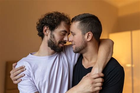 Dos jóvenes lgbtq pareja gay saliendo enamorados abrazándose disfrutando de un momento íntimo