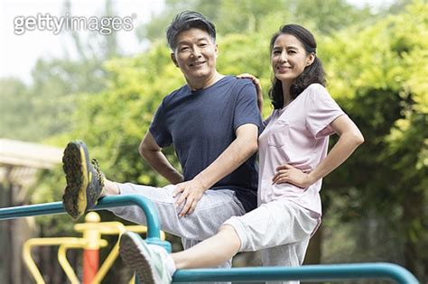 Happy mature Chinese couple exercising in park 이미지 a12296920 게티이미지뱅크