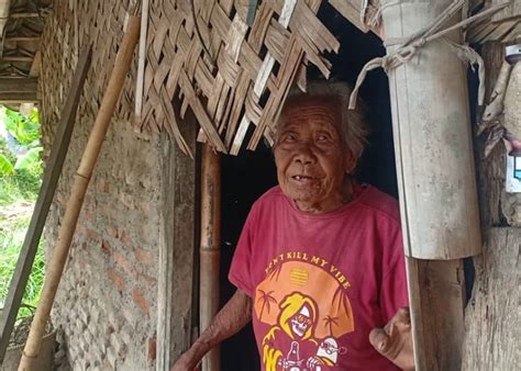 Miris Nenek Berusia 85 Tahun Hidup Sebatang Kara Di Rumah Reyot