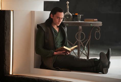 Pel Cula De Marvel Thor Dark World Loki Todav A Mira Actor Libro