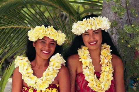 How To Make A Lei With Fresh Flowers Teleflora Blog